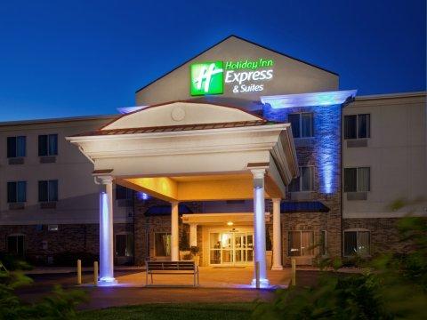 Holiday Inn Express & Suites Clinton By Ihg מראה חיצוני תמונה